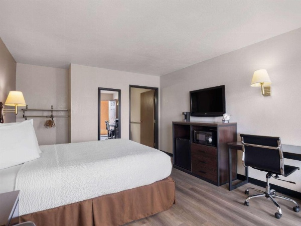Travelodge by Wyndham Tucson AZ image 17